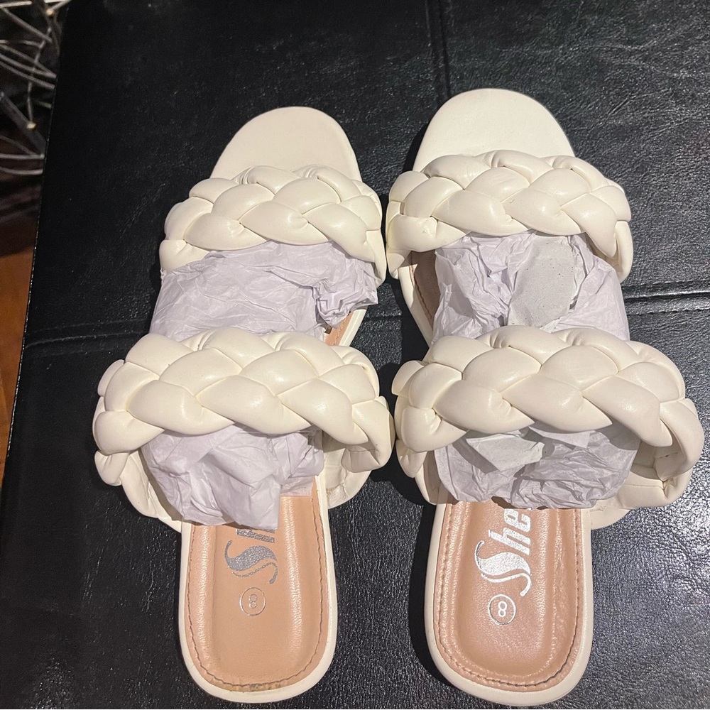 Vegan leather white flat sandals.